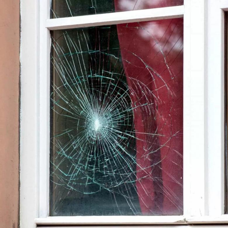 Замена стекол в окнах и дверях