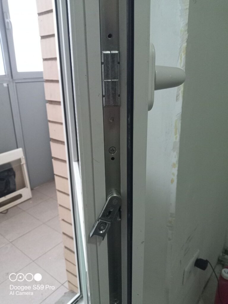 Замена фурнитуры MACO на балконной двери в Красногвардейском районе